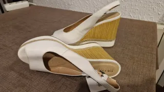 Sandalias cuña Geox peep toe blancas