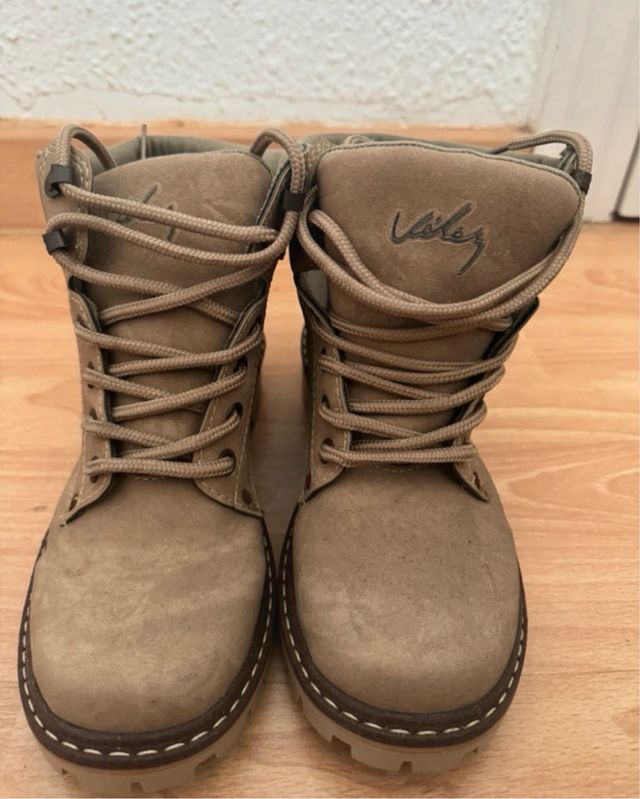 Botas de caña alta color beige y marrón