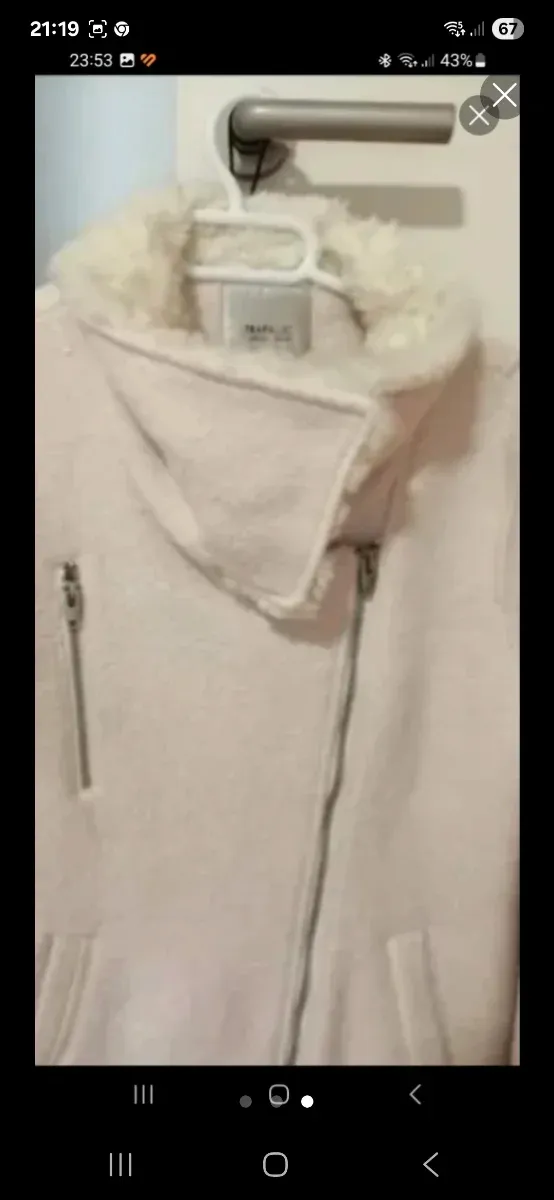 Abrigo corto  con cuello de pelo