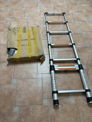 es una escalera telescópica de aluminio 2 unidades