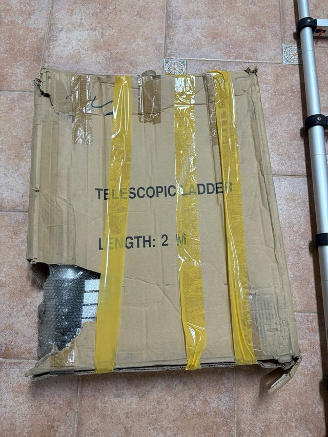 es una escalera telescópica de aluminio 2 unidades