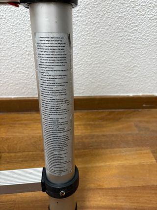 es una escalera telescópica de aluminio 2 unidades