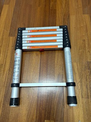 es una escalera telescópica de aluminio 2 unidades