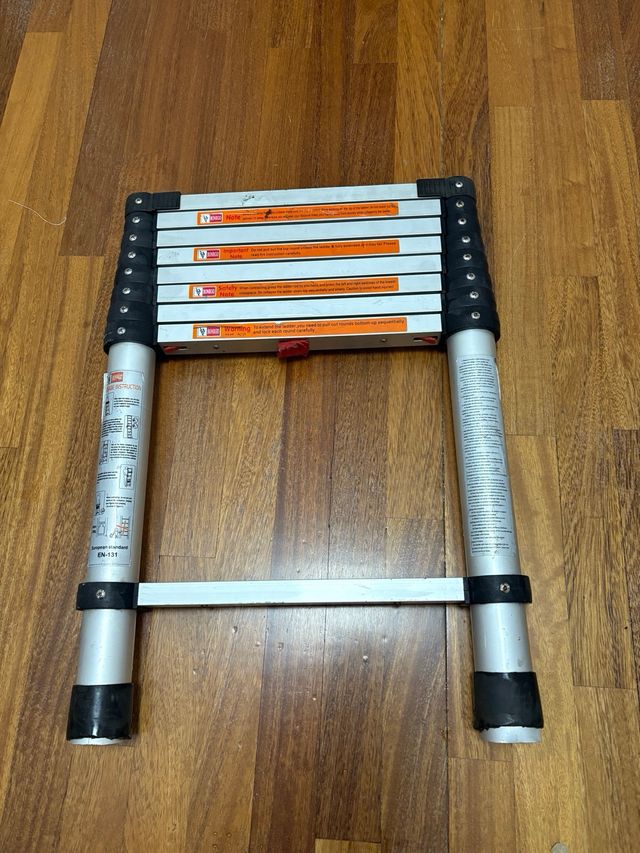 es una escalera telescópica de aluminio 2 unidades