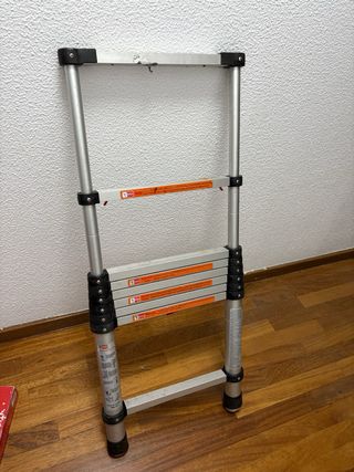 es una escalera telescópica de aluminio 2 unidades