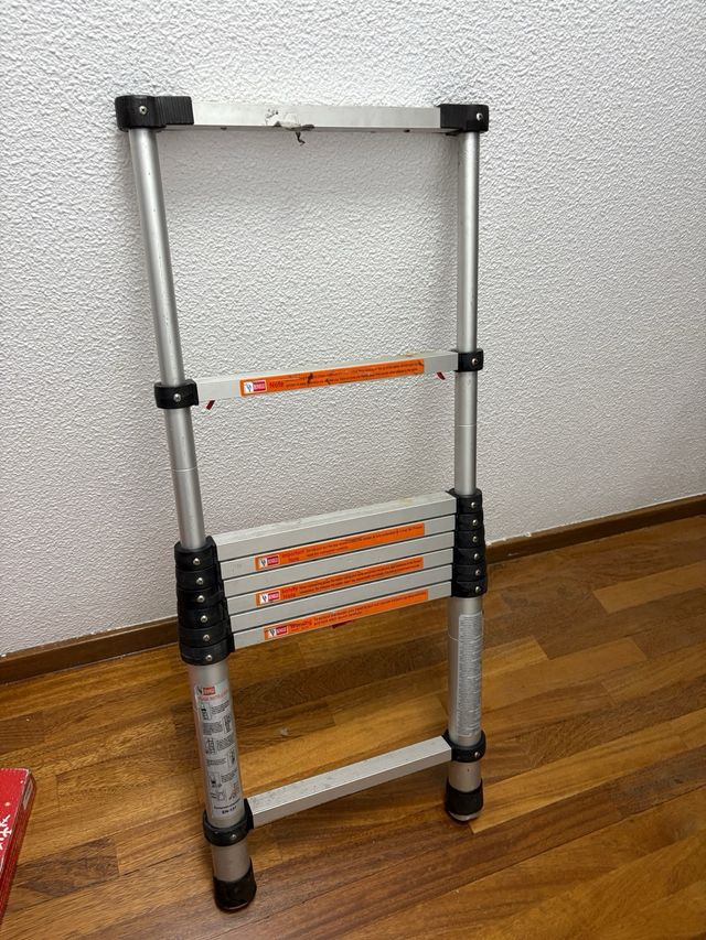 es una escalera telescópica de aluminio 2 unidades