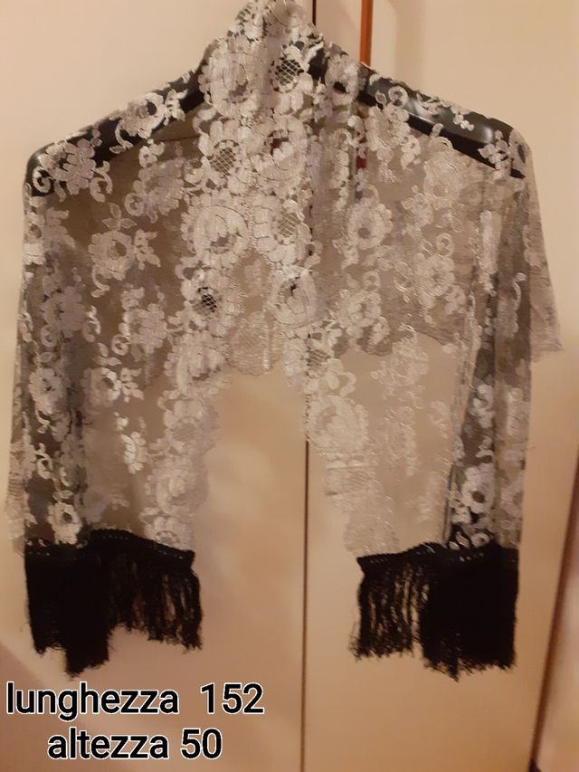 Scialle pizzo argento con frange nere