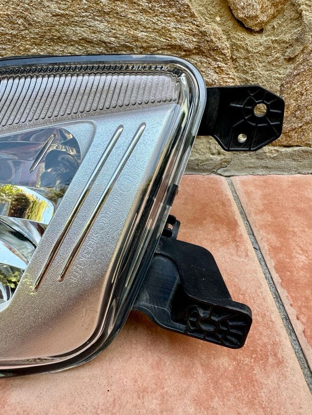 Faro antiniebla delantero derecho Ford Fiesta