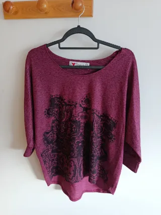 Camiseta/Jersey Desigual burdeos estampado