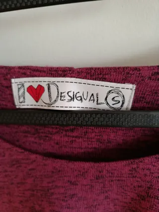 Camiseta/Jersey Desigual burdeos estampado