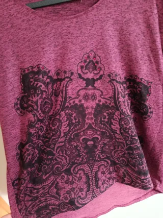 Camiseta/Jersey Desigual burdeos estampado