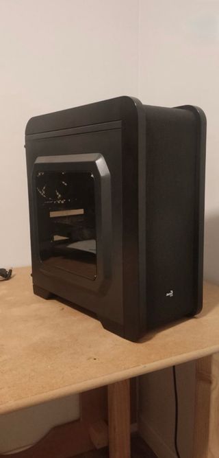 Torre PC Negra y monitor