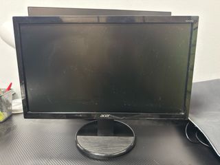 Torre PC Negra y monitor