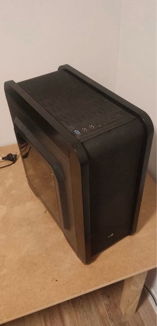 Torre PC Negra y monitor