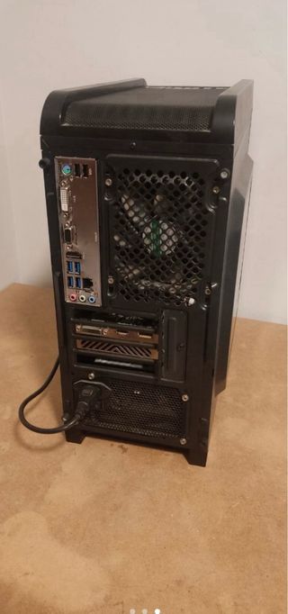 Torre PC Negra y monitor