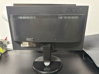 Torre PC Negra y monitor