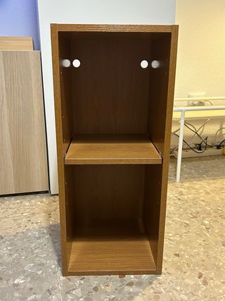 Estantería de madera marrón