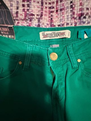 Pantalón pitillo verde Zara
