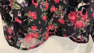 Vestido negro con flores rosas manga larga