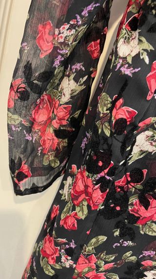 Vestido negro con flores rosas manga larga