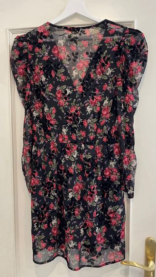 Vestido negro con flores rosas manga larga