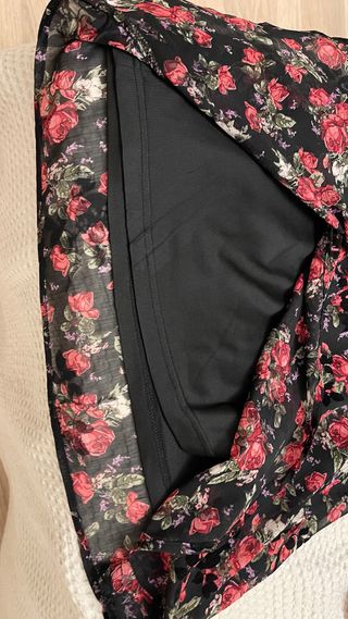 Vestido negro con flores rosas manga larga