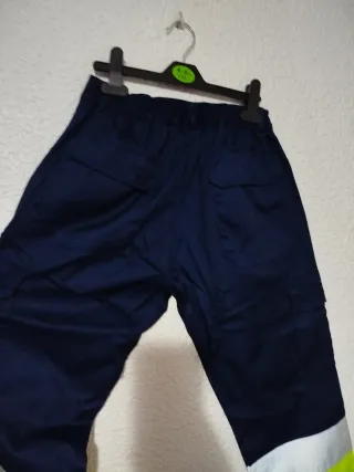 Pantalón de trabajo azul con detalles fluorescente