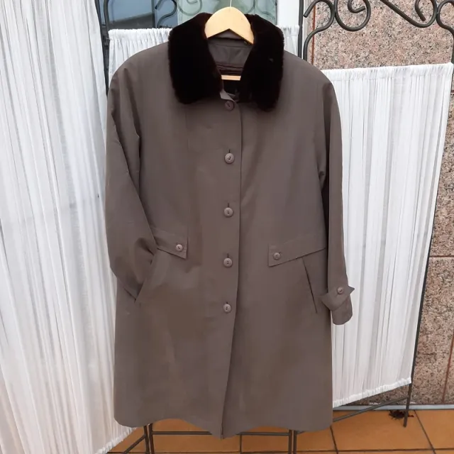 Gabardina marrón Talla XL con cuello de pelo