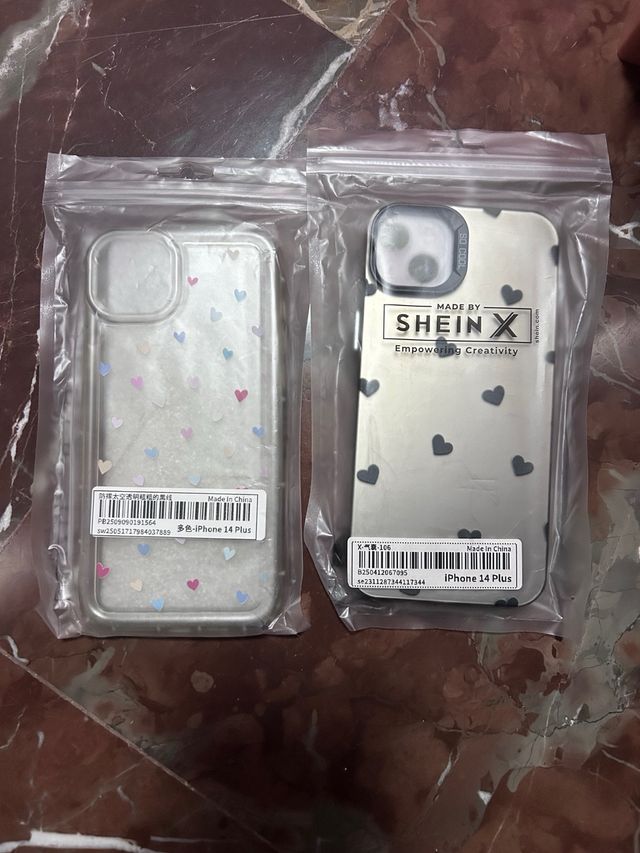 2 Fundas iPhone 14 Plus Corazones SHEIN