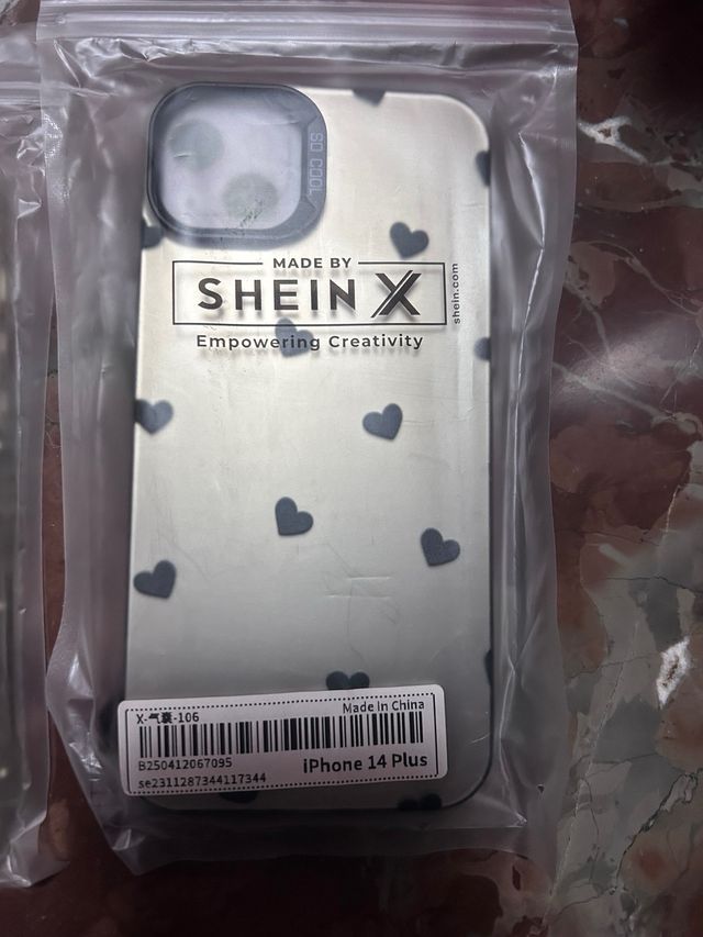 2 Fundas iPhone 14 Plus Corazones SHEIN