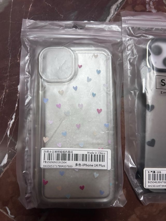 2 Fundas iPhone 14 Plus Corazones SHEIN