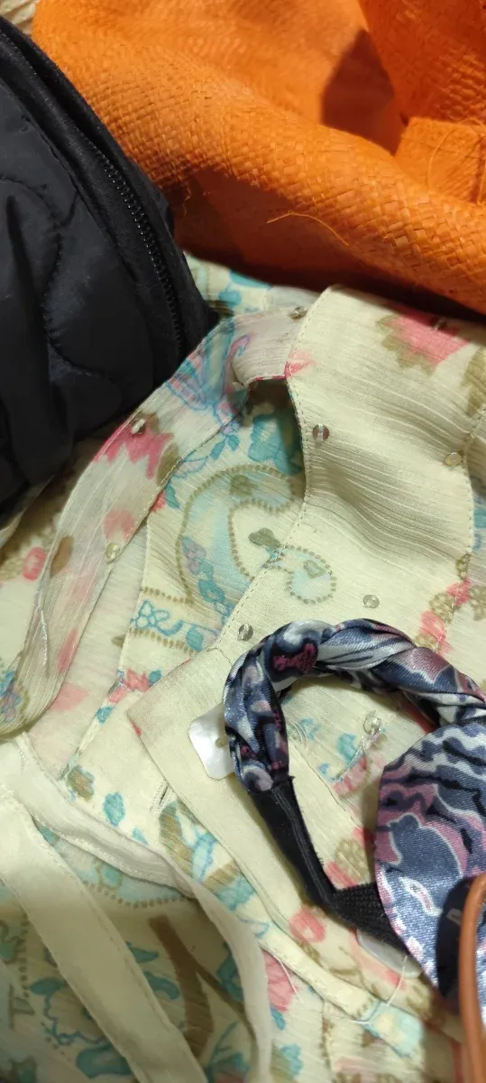 Lote sorpresa de moda y accesorios. 2'80 kg.