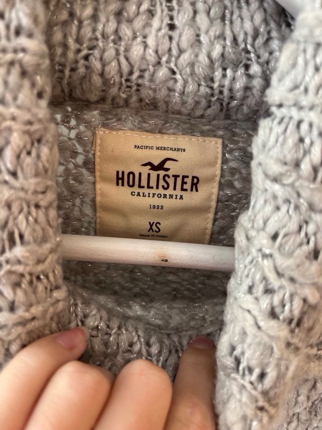 Jersey Hollister cuello alto gris plateado