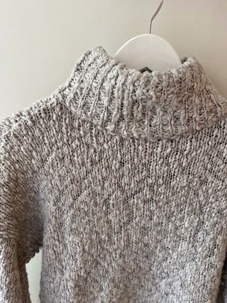 Jersey Hollister cuello alto gris plateado