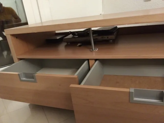 Mesa TV madera con ruedas y cajones