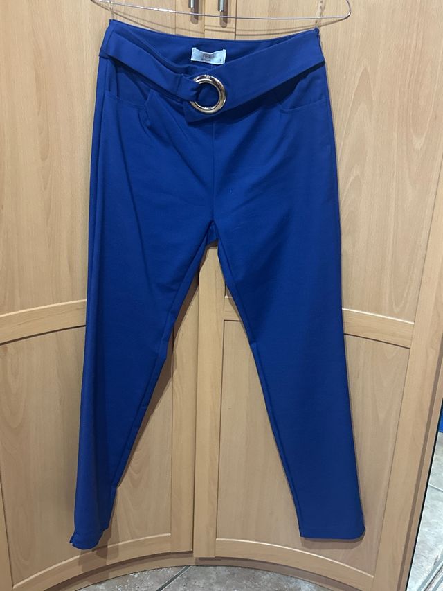 Pantalón pitillo azul con cinturón