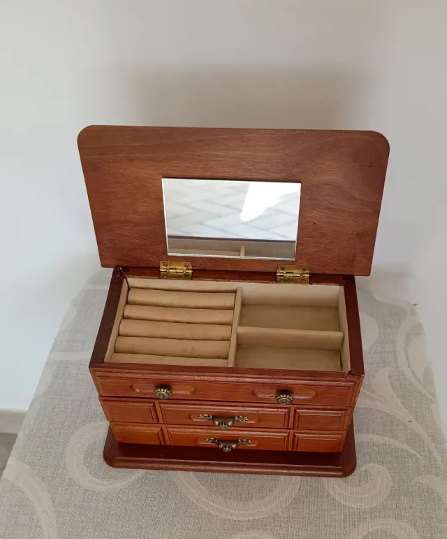 Joyero de madera con espejo y cajones