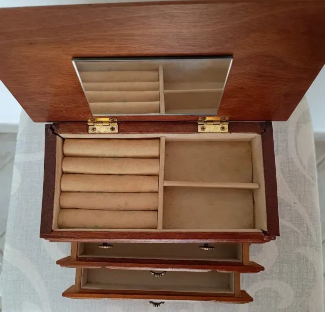 Joyero de madera con espejo y cajones