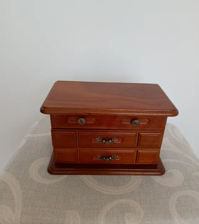 Joyero de madera con espejo y cajones