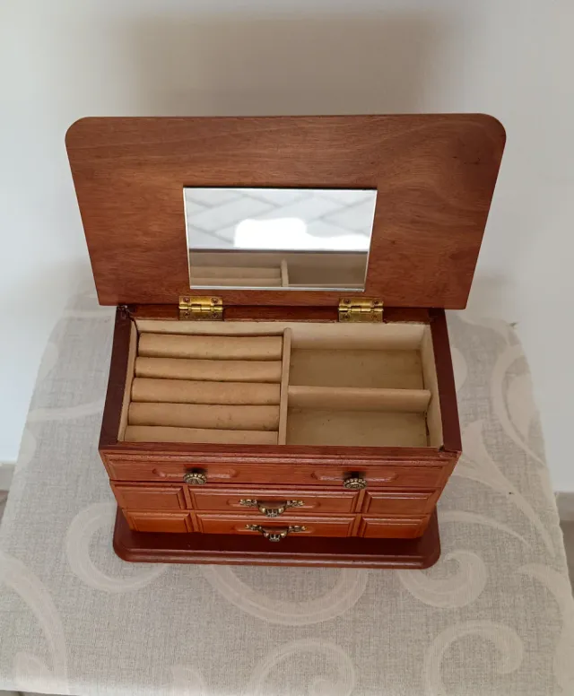 Joyero de madera con espejo y cajones