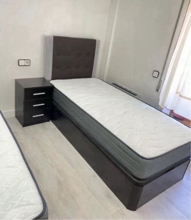 Canapés, testate per letti, sommier, basi imbottite, cuscini, nuovi di fabbrica con garanzia, buona qualità e buona fermezza.