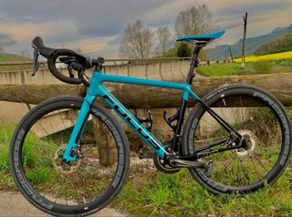 Bicicleta de carretera Focus Cayo Azul