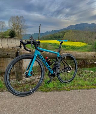 Bicicleta de carretera Focus Cayo Azul