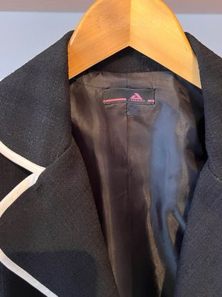 Americana negra con ribete blanco