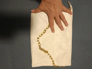 Bolso Cartera Blanco con Cadena Dorada