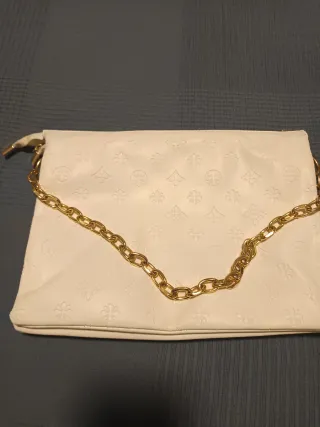Bolso Cartera Blanco con Cadena Dorada