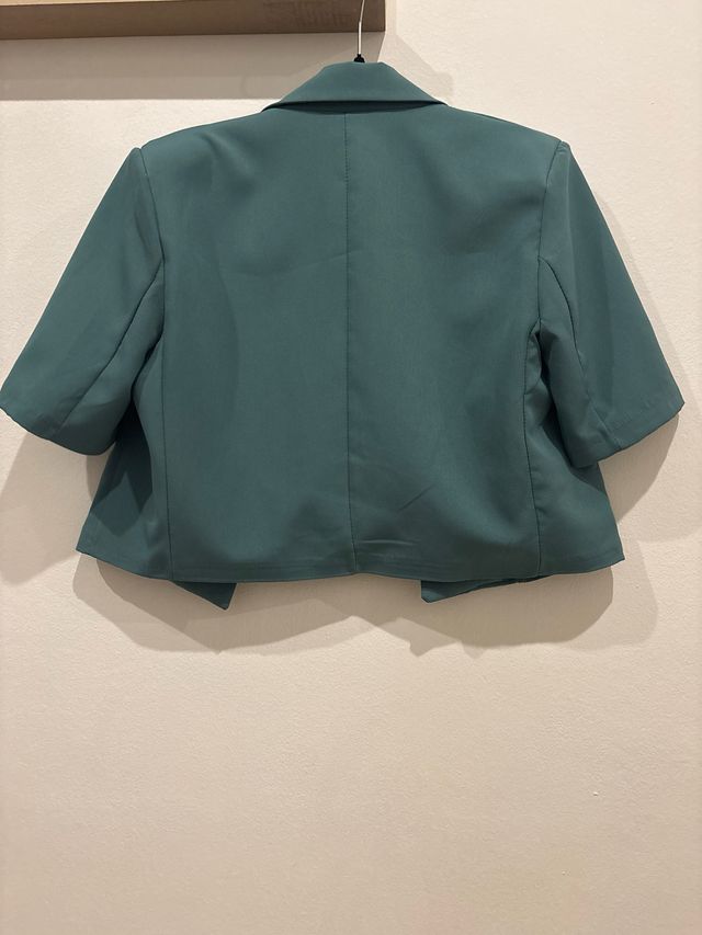 Americana manga corta con hombreras verde