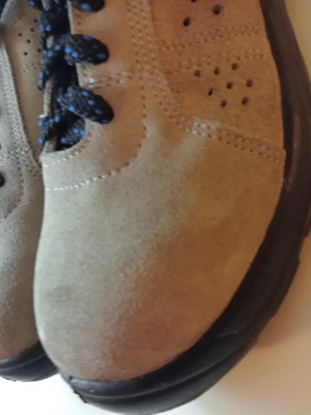 Zapatos de seguridad grises con detalles azules