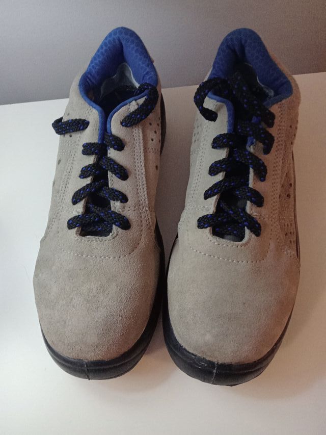 Zapatos de seguridad grises con detalles azules