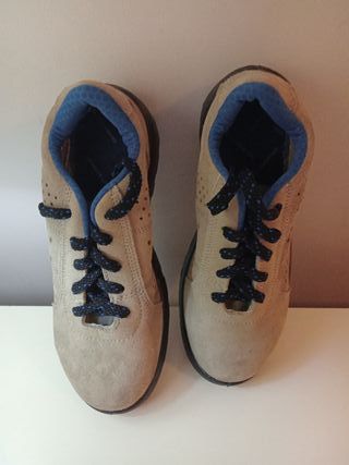 Zapatos de seguridad grises con detalles azules